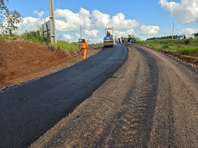 Iniciado o lançamento da camada asfáltica na estrada do Rio Bananas